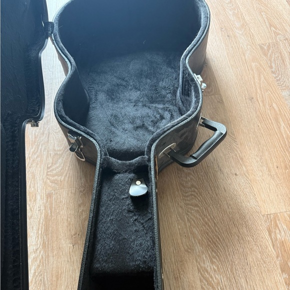 Black Guitar Case with Accessories - Picture 5 of 8